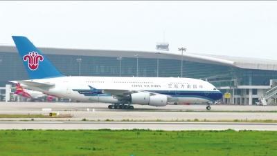 空客A380首次“打卡”郑州